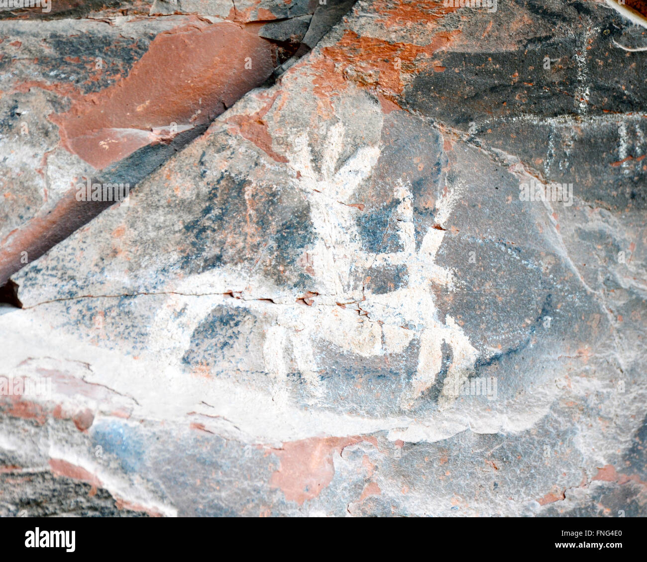 Native American pictografías y petroglifos dibujado o pintado en una roca, tallando imágenes y arte rupestre prehistórico. Foto de stock