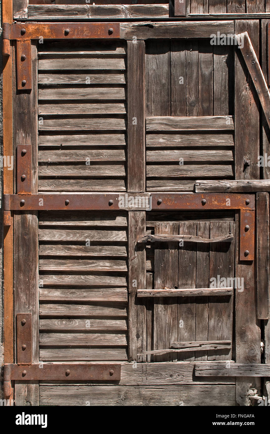 Rusty puertas antiguas de madera Foto de stock