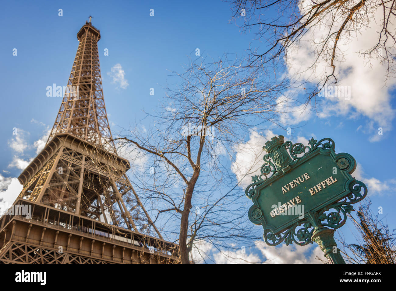 La torre Eiffel y la avenida de Gustave Eiffel firmar, París Francia Foto de stock