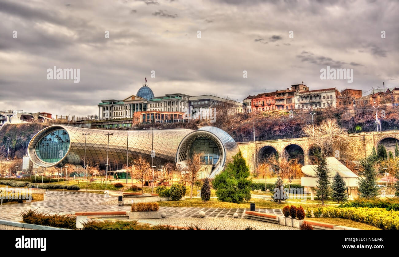La residencia del Presidente sobre el Centro Cultural en Tbilisi Foto de stock