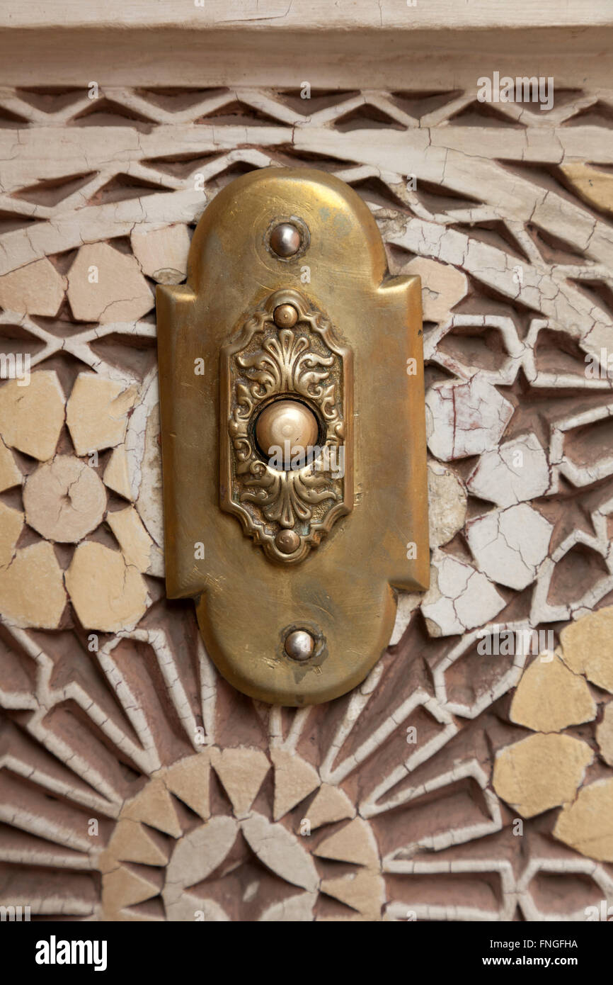 Latón de campana de la puerta de Marruecos en Marrakech, Marruecos Foto de stock