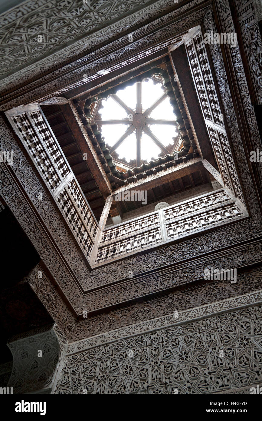 Antiguo techo de madera tallada en la ventana tragaluz Mersersa Ben Youssef, Marrakech, Marruecos Foto de stock