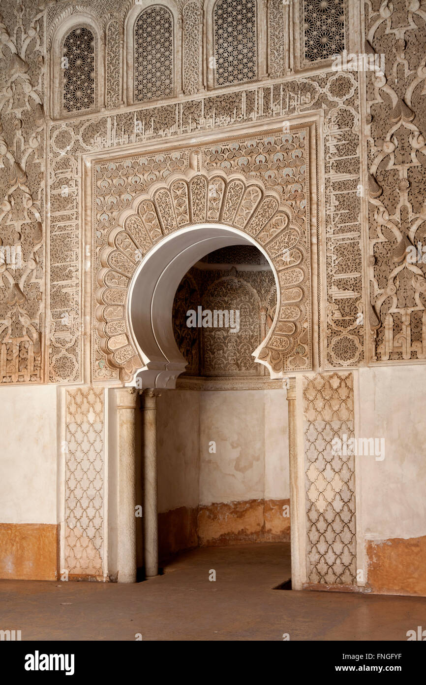 Decoración de paredes de yeso en la Medersa Ben Youssef, Marrakech, Marruecos Foto de stock
