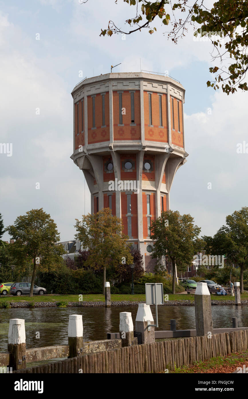 Torre de agua tradicionales holandeses en Leiden, Holanda Foto de stock