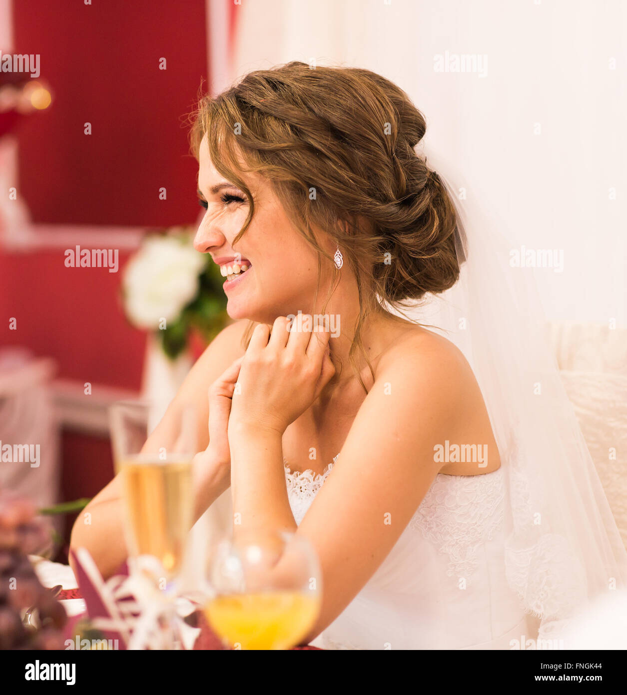 Retrato de novia. Celebración, recepción de boda en un restaurante. Foto de stock