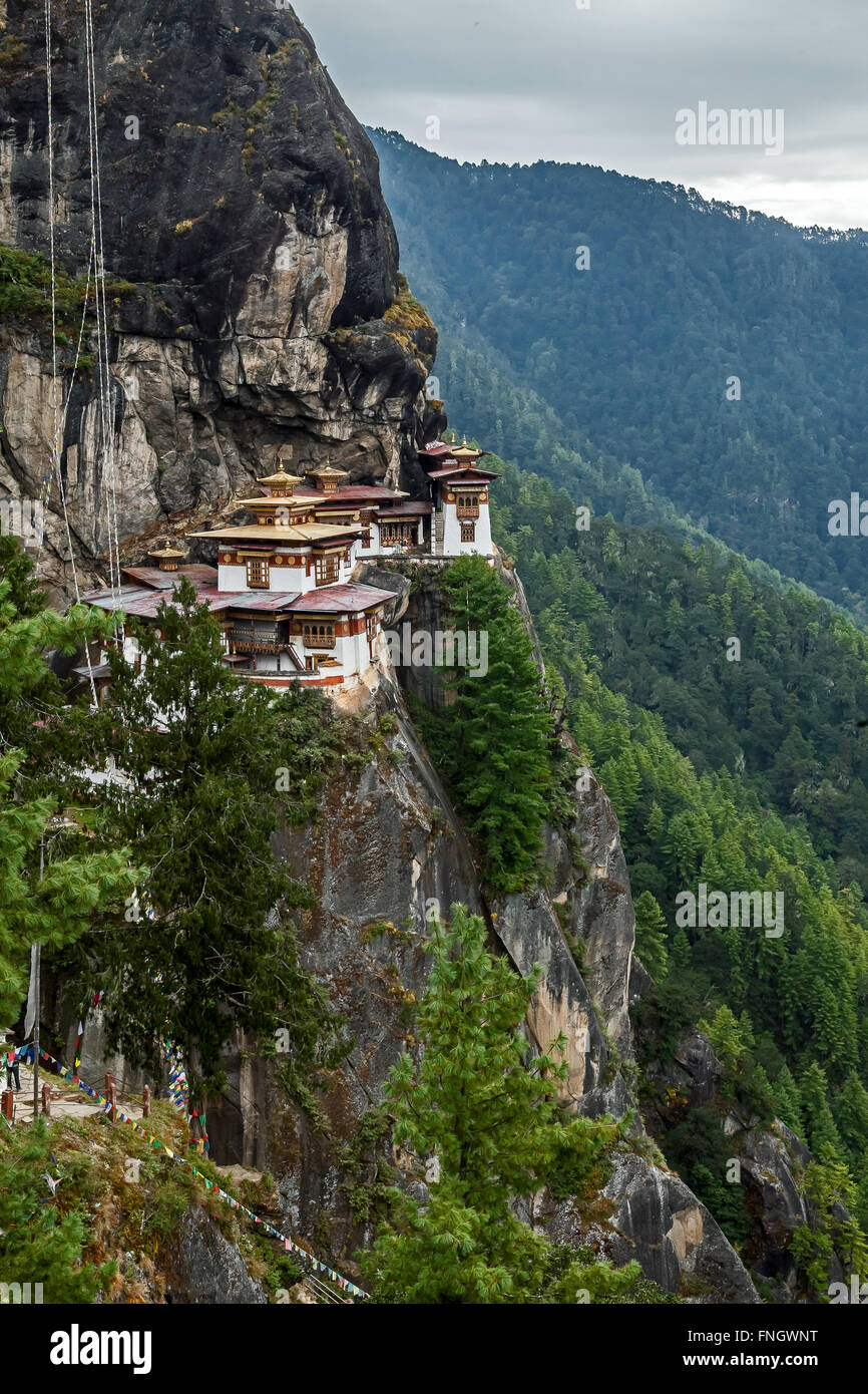 Paro Taktsang, también conocido como el Nido del Tigre es un sitio sagrado budista Vajrayana Himalaya situado en el acantilado del valle de Paro en Bután. Foto de stock