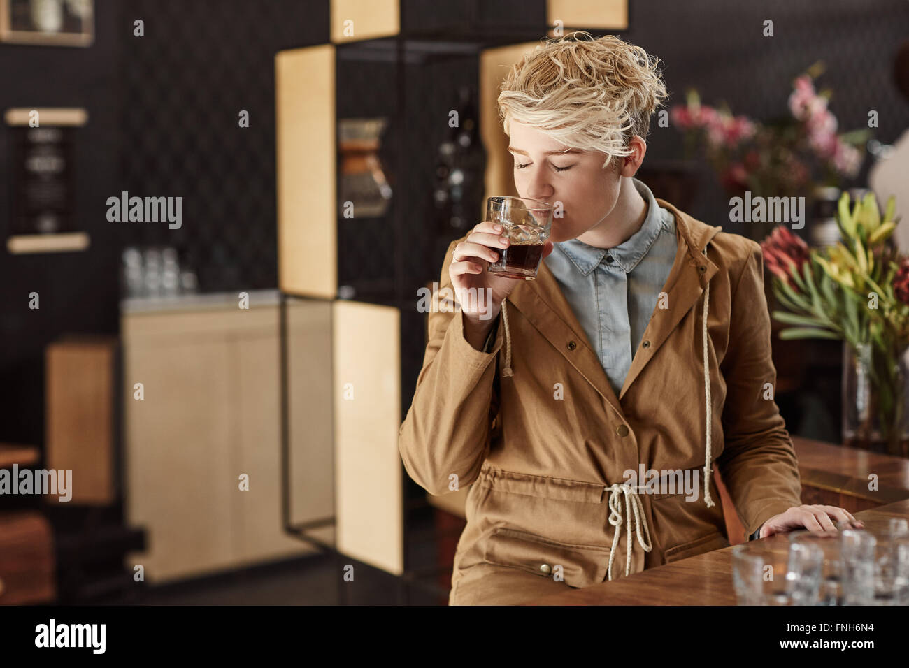 Mujer de oler el aroma del café fresco matinal Foto de stock