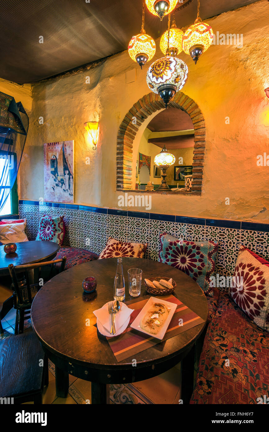 Interior de estilo marroquí teteria o casa de té en el barrio Albayzin, Granada, Andalucía, España Foto de stock