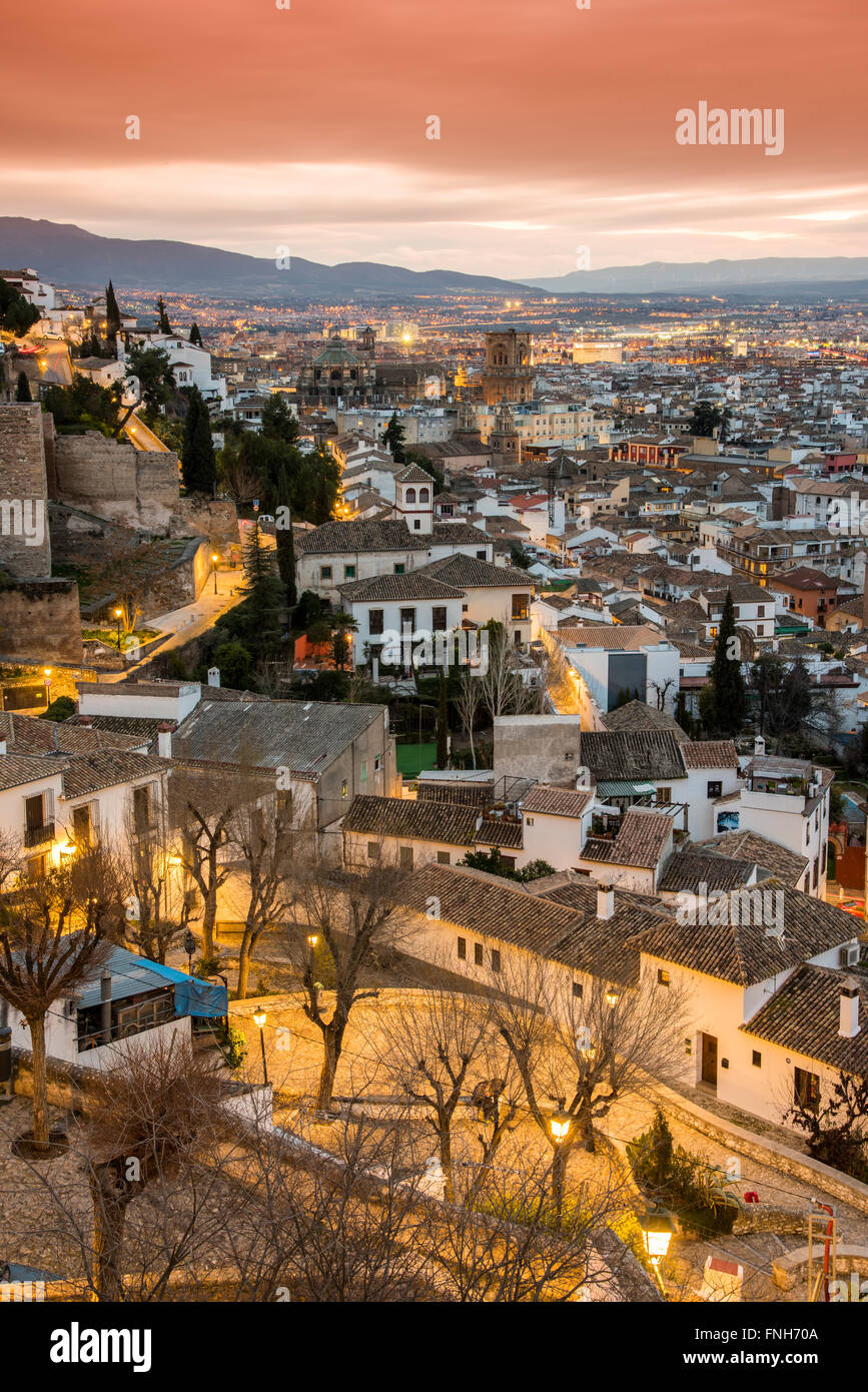 El horizonte de la ciudad al atardecer, Granada, Andalucía, España Foto de stock