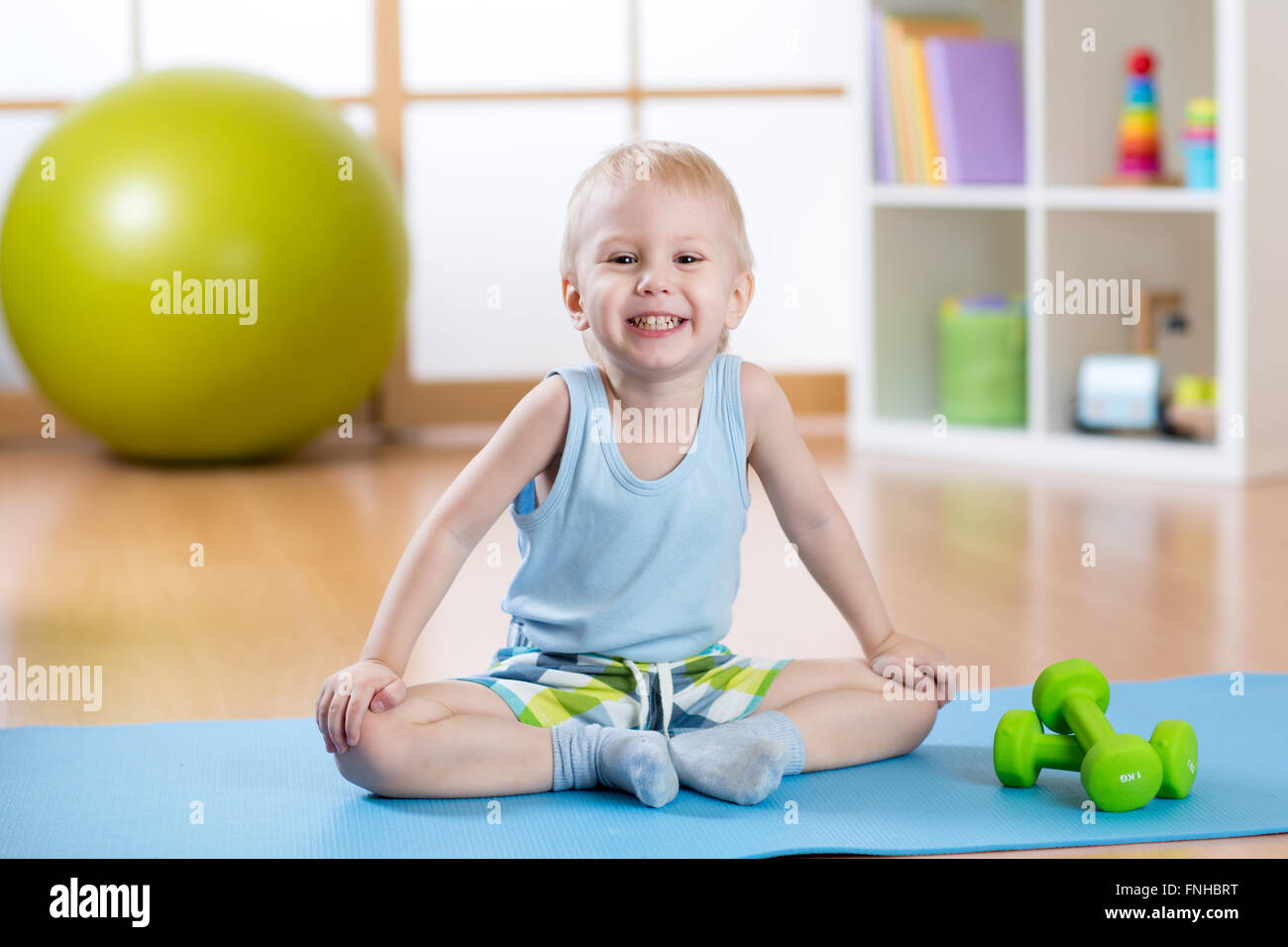 Niño chico listo para ejercicios físicos Foto de stock