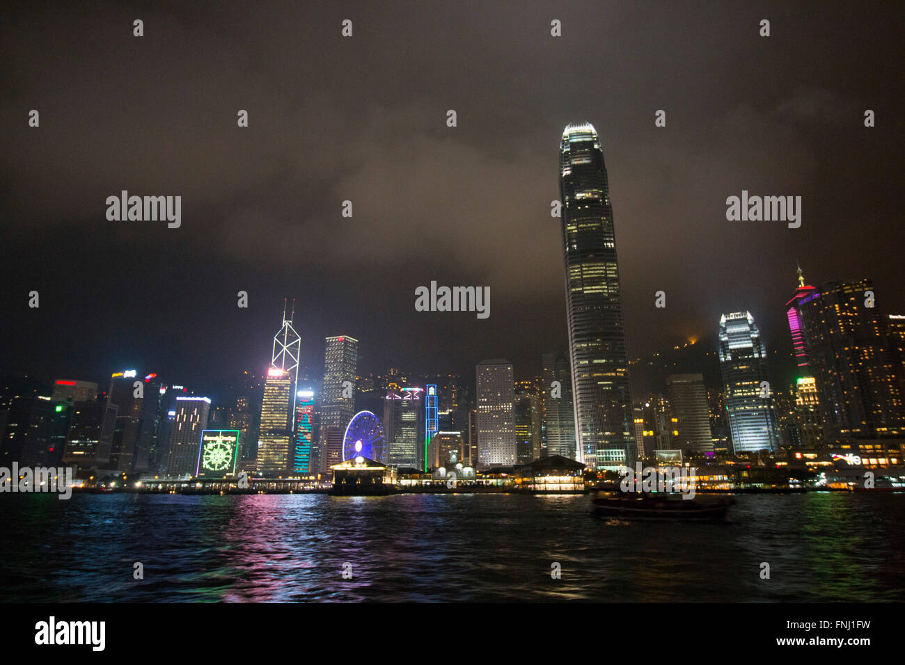 Escena nocturna rascacielos iluminado por la noche en Victoria Harbour, West Kowloon, Hong Kong, Asia Foto de stock