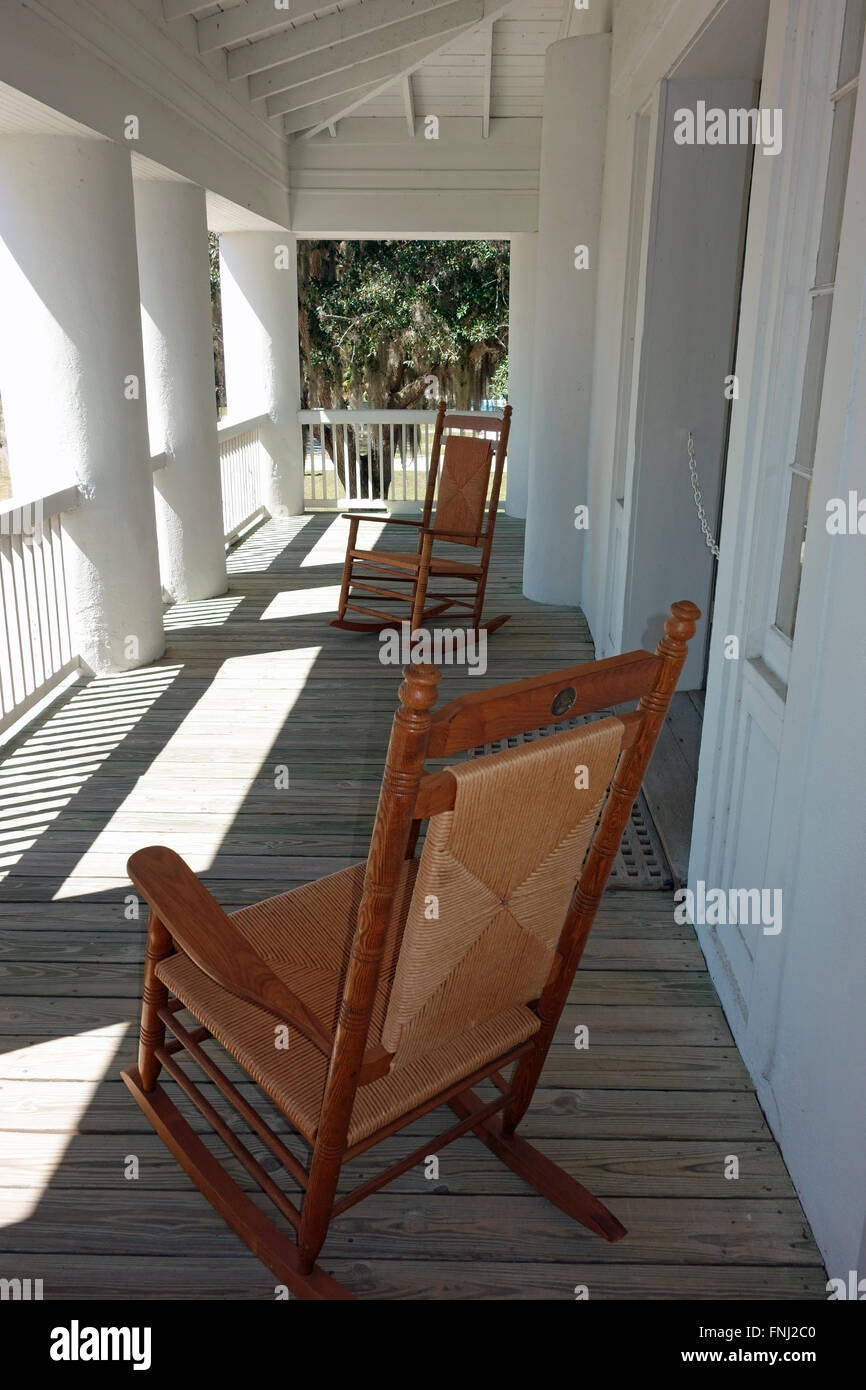 Un porche sur de EEUU mostrando dos sillas mecedoras en Gamble Plantation  parque estatal histórico, también conocido como la Mansión apostar  Fotografía de stock - Alamy