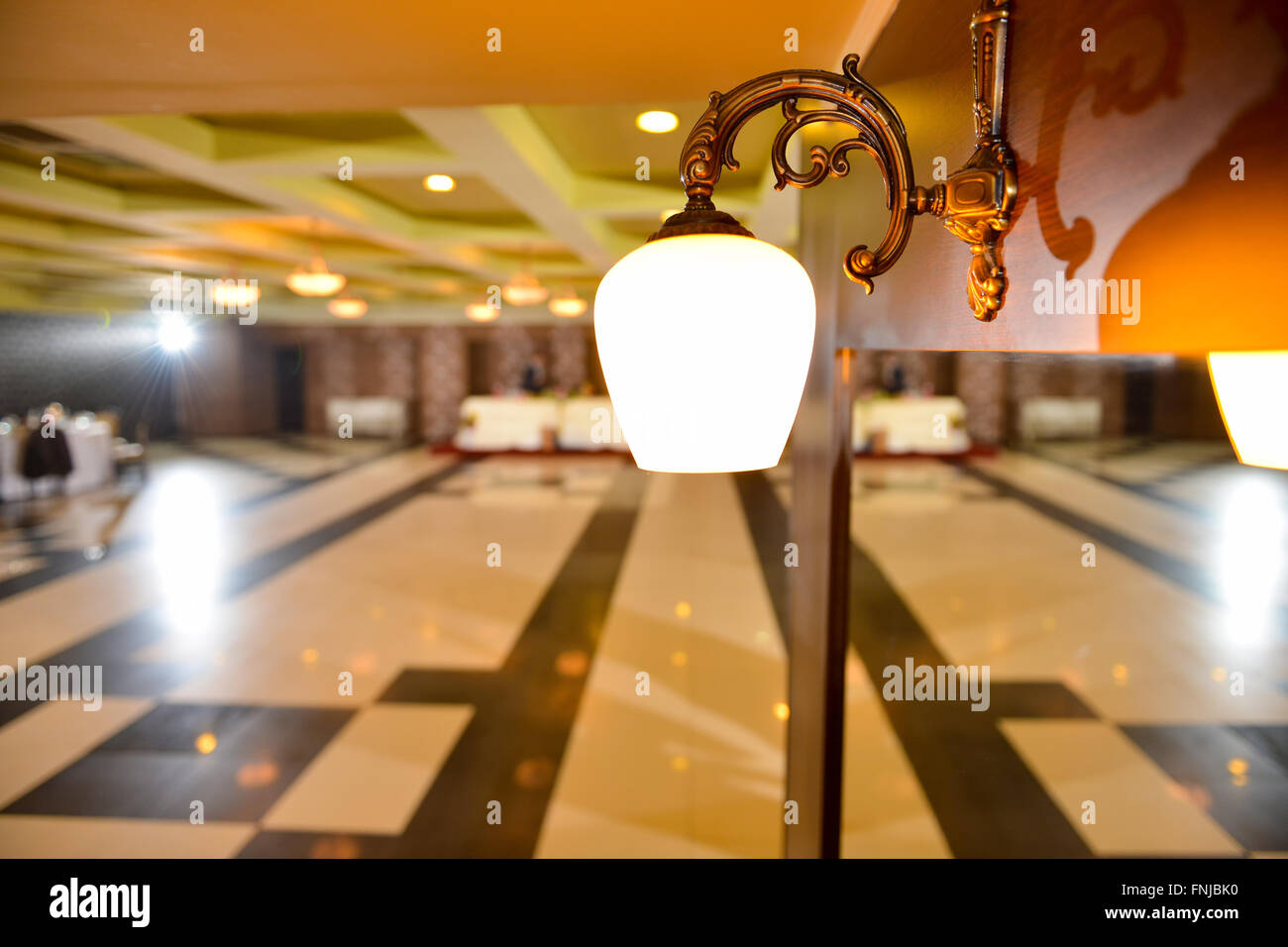 Lámpara colgado en una pared en restaurante. Foto de stock
