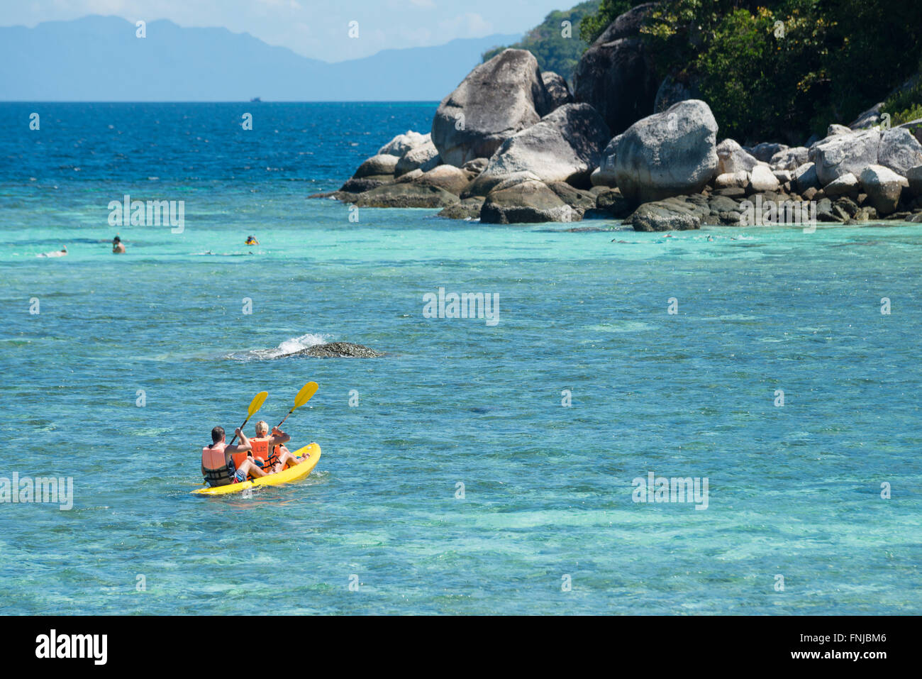 Familia con dos niños en kayak en el mar de Andaman, Ko Lipe, Tailandia