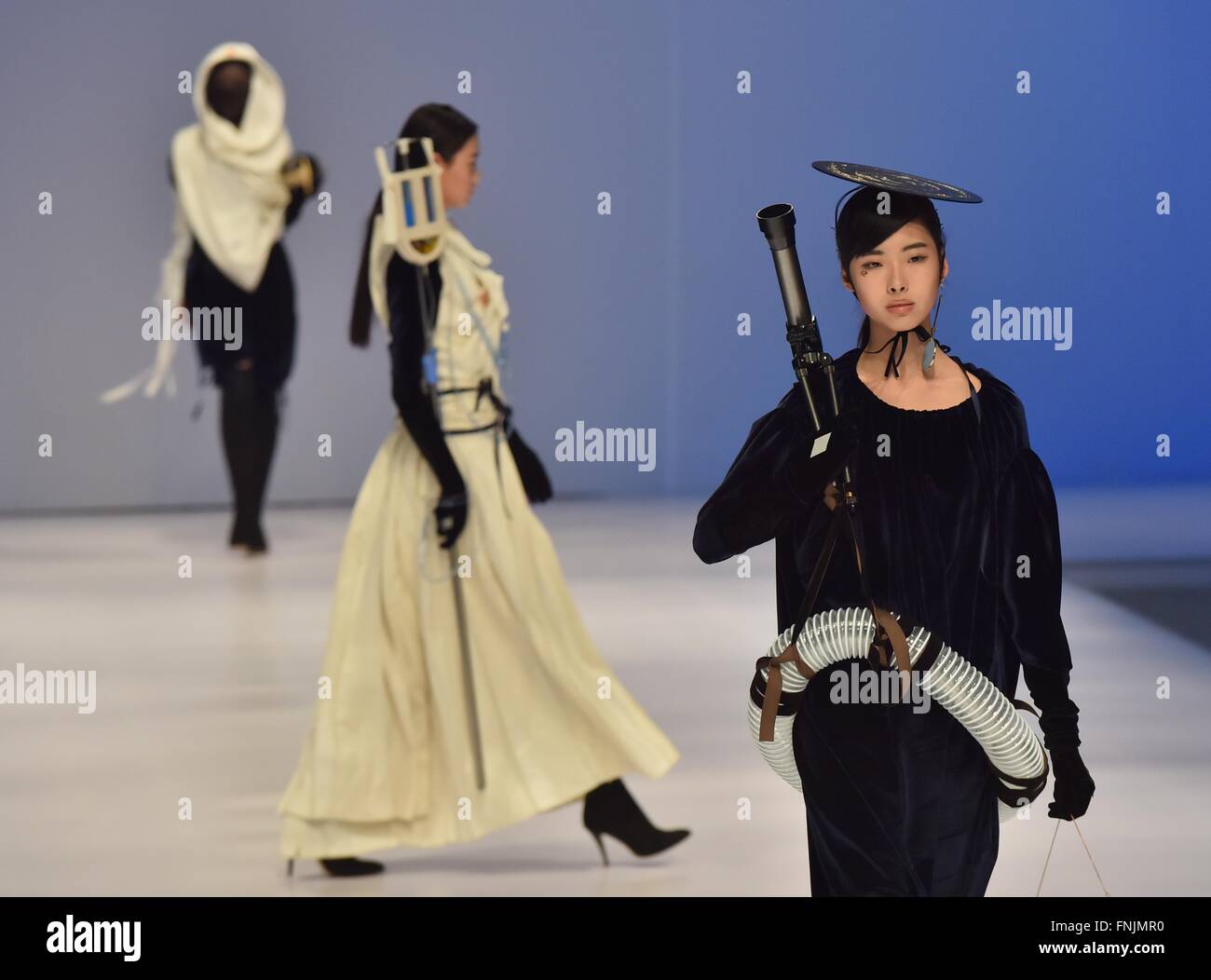Beijing, China. 15 Mar, 2016. Creaciones en modelos presentan un show especial para las mujeres de moda creativa en Beijing, capital de China, 15 de marzo de 2016. A la semana de la moda de Beijing Institute of Fashion Technology abre aquí el martes. Crédito: Wen Li/Xinhua/Alamy Live News Foto de stock