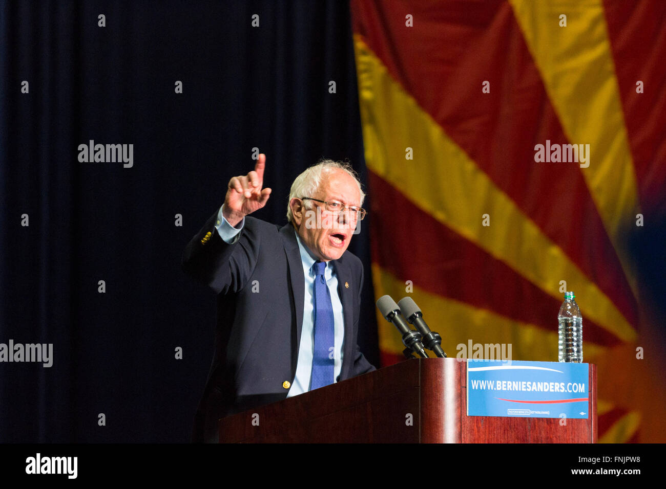 Phoenix, Arizona, EE.UU. El 15 de marzo de 2016. Bernie Sanders campañas para presidente en frente de una multitud de 7347 personas. Crédito: Jennifer Mack/Alamy Live News Foto de stock