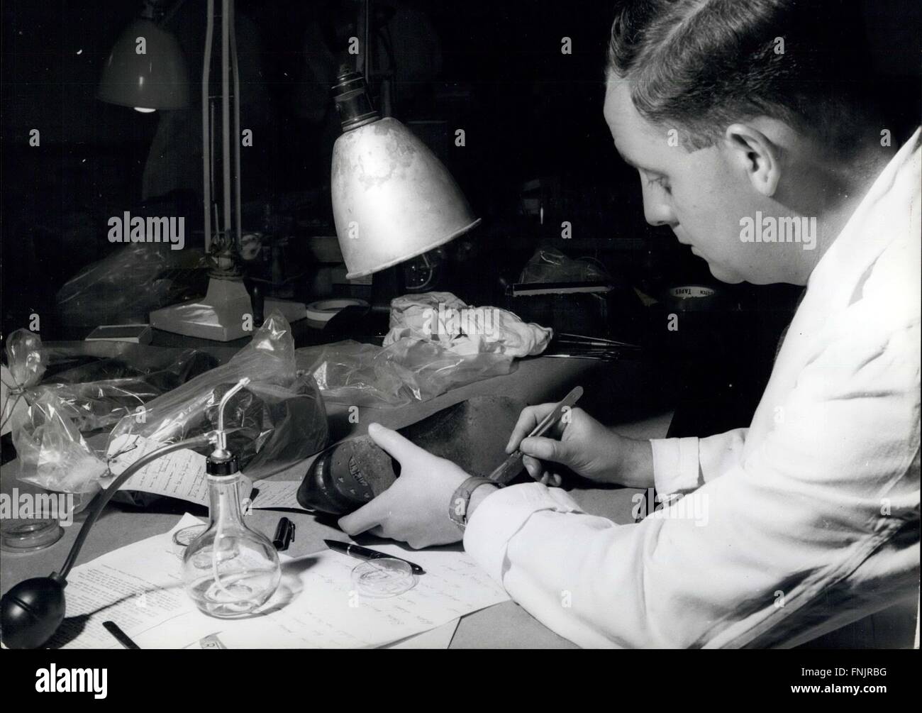1964 - zapatos debajo de detección; en la sección de biología de los astilleros' Laboratories, un par de zapatos es examinado por restos de tierra, etc., que pueden ayudar a resolver un crimen. © Fotos Keystone USA/ZUMAPRESS.com/Alamy Live News Foto de stock