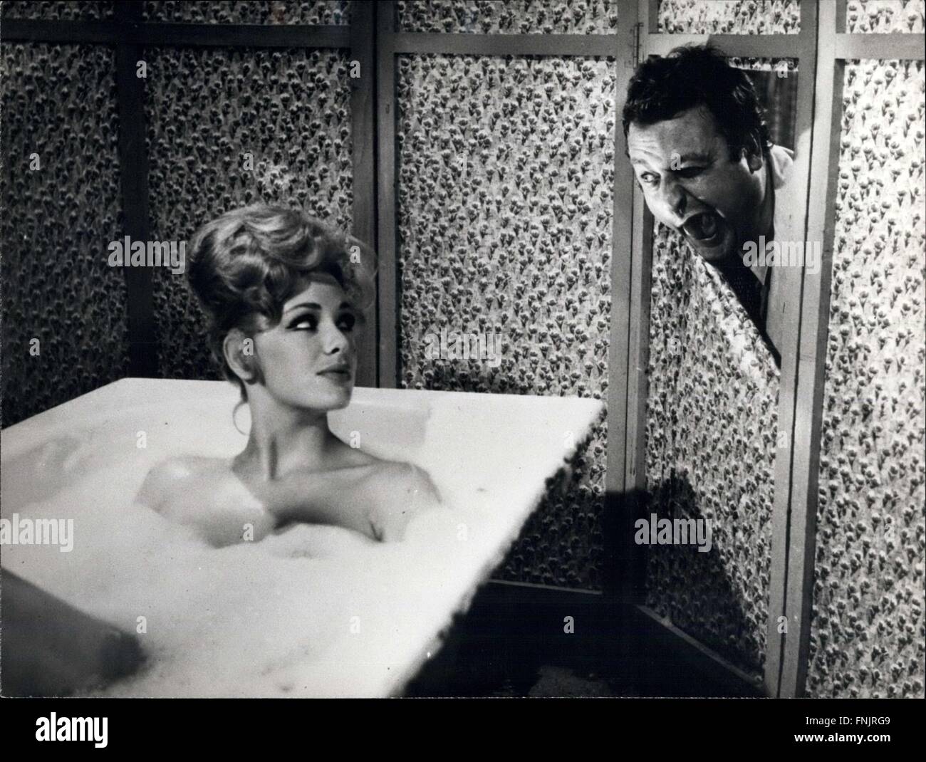 1964 - Margaret Lee la actriz inglesa que hizo y emocionante streap-tease  en las fotografías se envió hace unos días, se muestra en algunas  secuencias de la película ''La Viuda'' a los