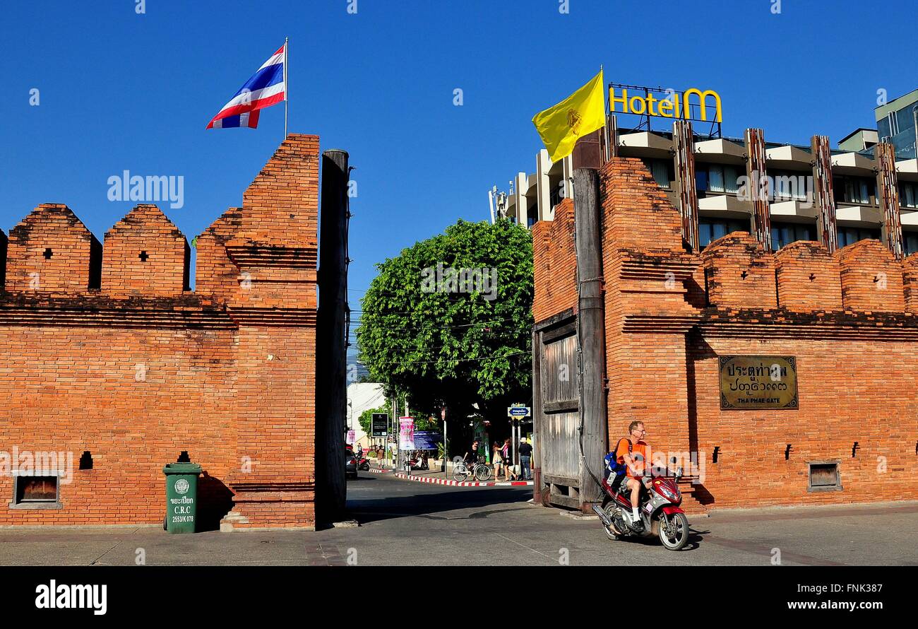 Chiang Mai, Tailandia: Un motorcylist pasando la puerta de Tha Phae y  antigua ciudad muros de defensa con Hotel M Fotografía de stock - Alamy