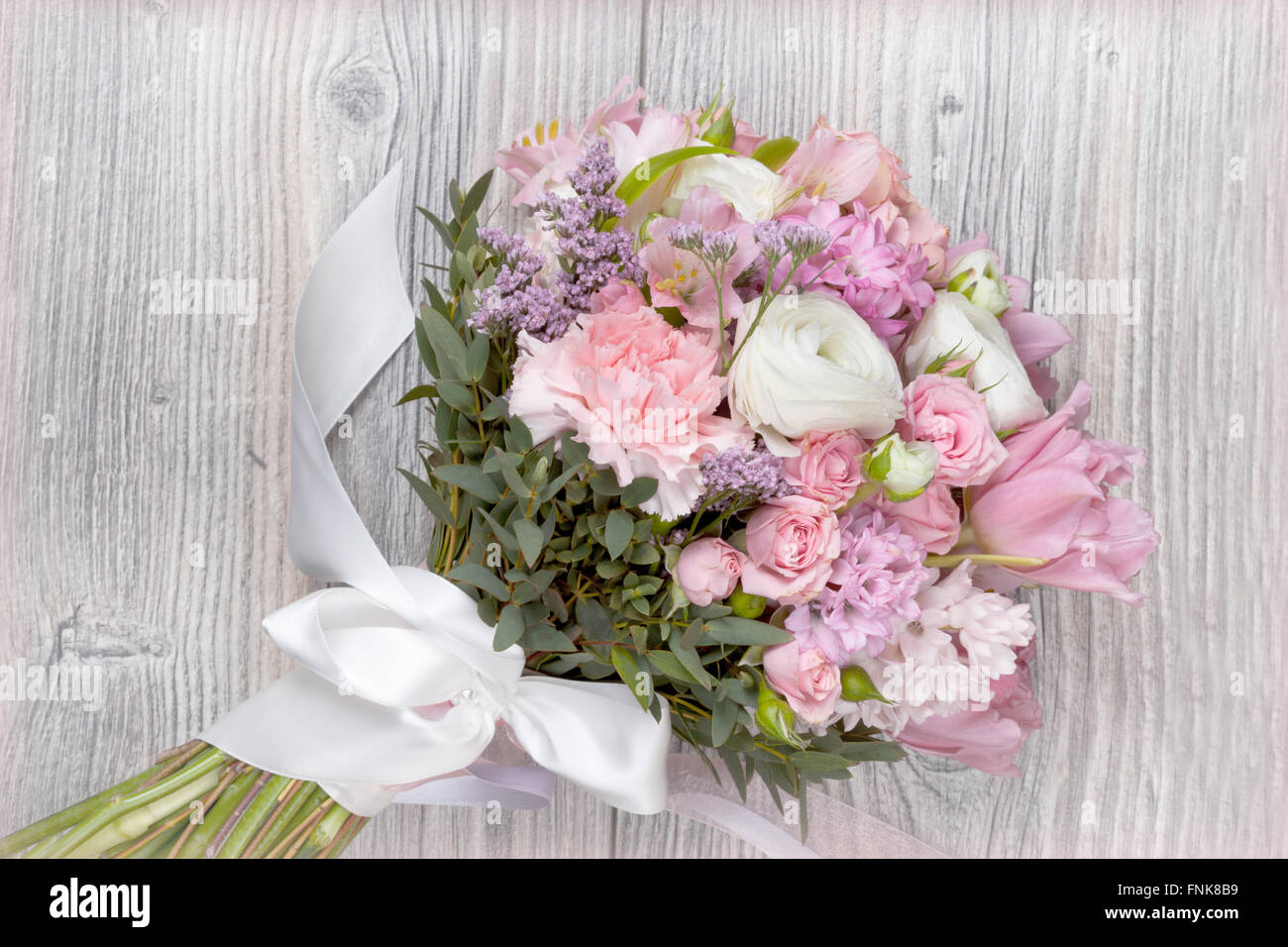Valentine bouquet de flores sobre fondo de madera Foto de stock