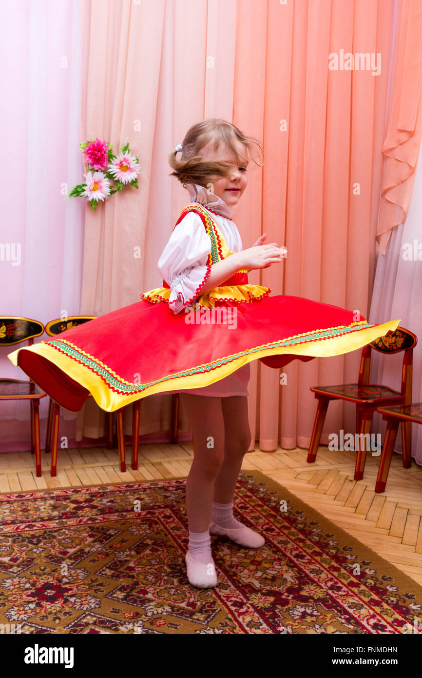 Niña en un vestido rojo nacional rusa. Foto de stock