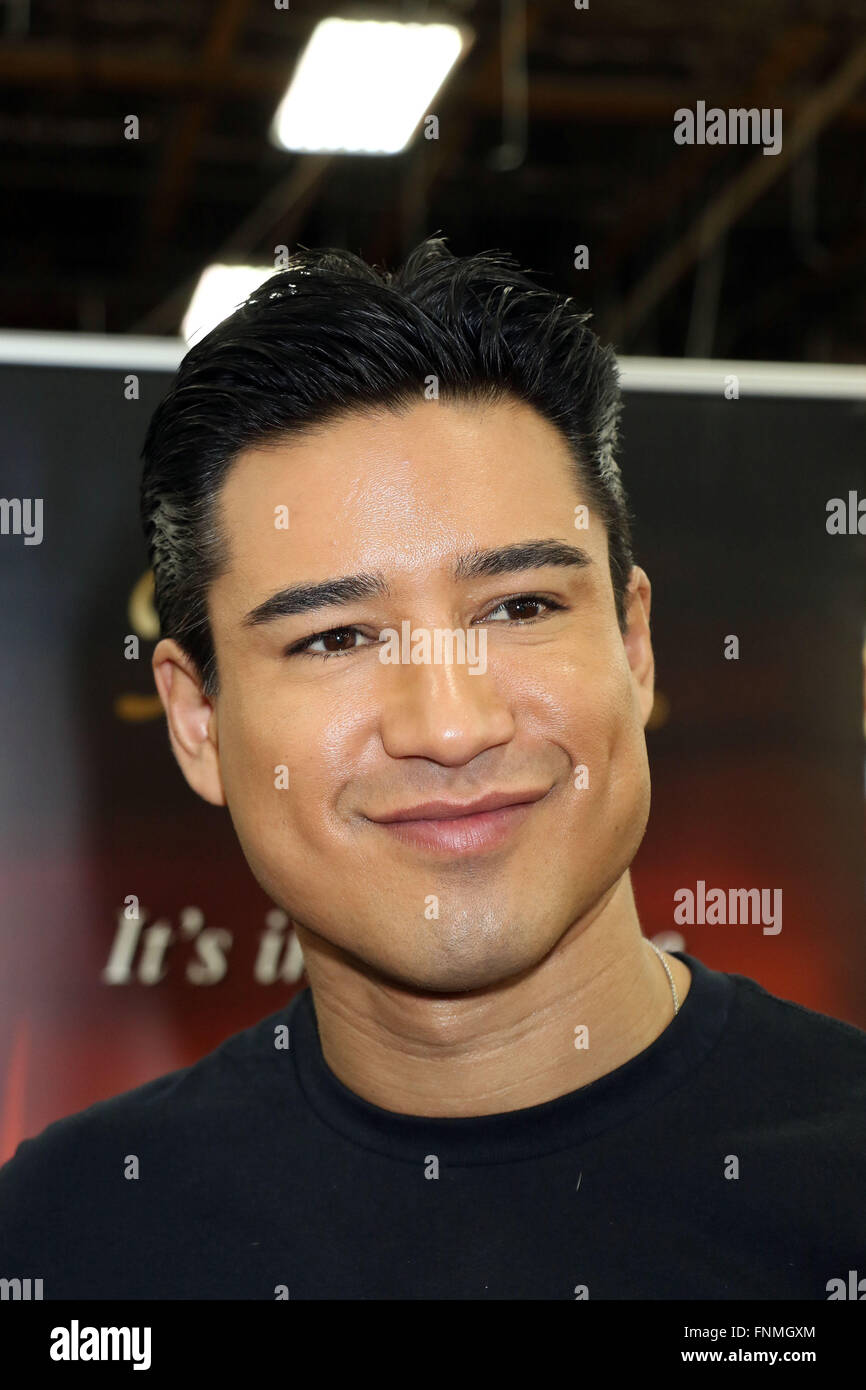 Mario Lopez signos botellas de Casa México en el Lee's Tequila con