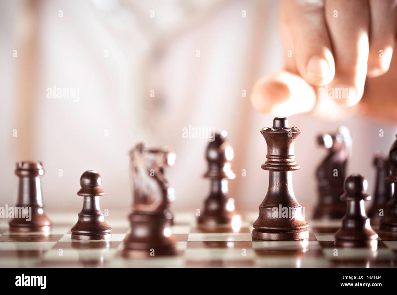 Juego de tablero de ajedrez, acerca de la mano del jugador para jugar, concepto de excelencia. Foto de stock