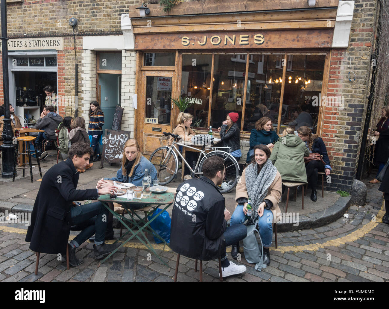 Columbia road cafe jóvenes bebiendo fuera Foto de stock