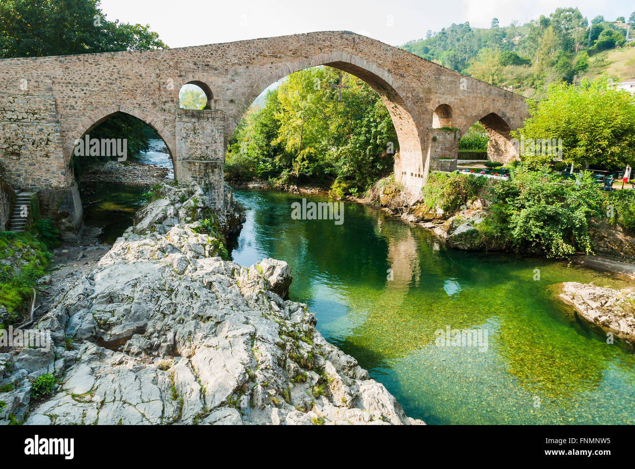 La giba "Puente Romano" sobre el Río Sella. Cangas de Onis, Asturias, España Fotografía de stock