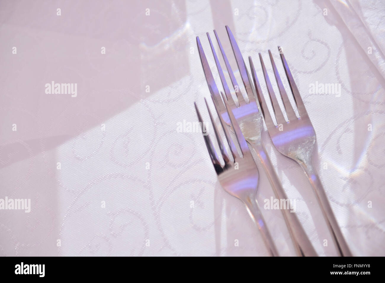 Horquillas colocados sobre una mesa en el restaurante Foto de stock