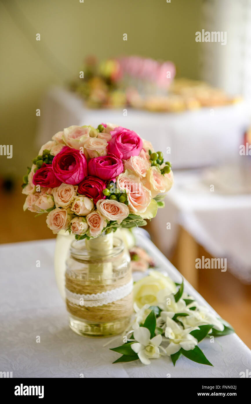 Bouquet de rosas arregladas en un florero Foto de stock