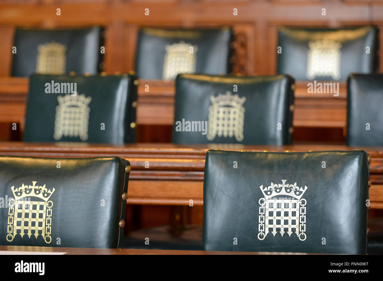 Sillas mostrando portcullis crest en un palacio de Westminster committee room Foto de stock
