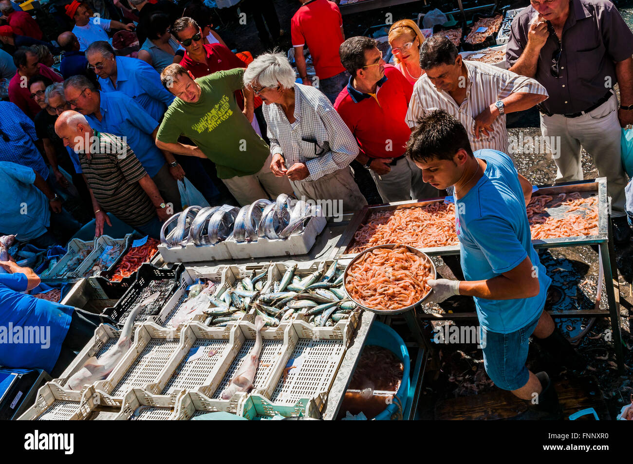 Los vendedores y compradores en el famoso mercado de pescado en Catania. Mayores atracciones folclóricas de la ciudad de Catania, Sicilia, Italia Foto de stock