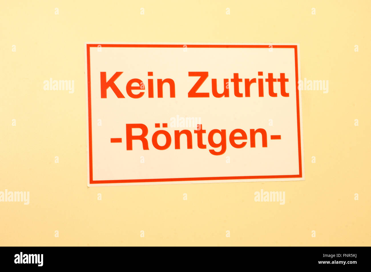 Señal de advertencia alemana "Kein Zutritt" "Sin acceso". Foto de stock