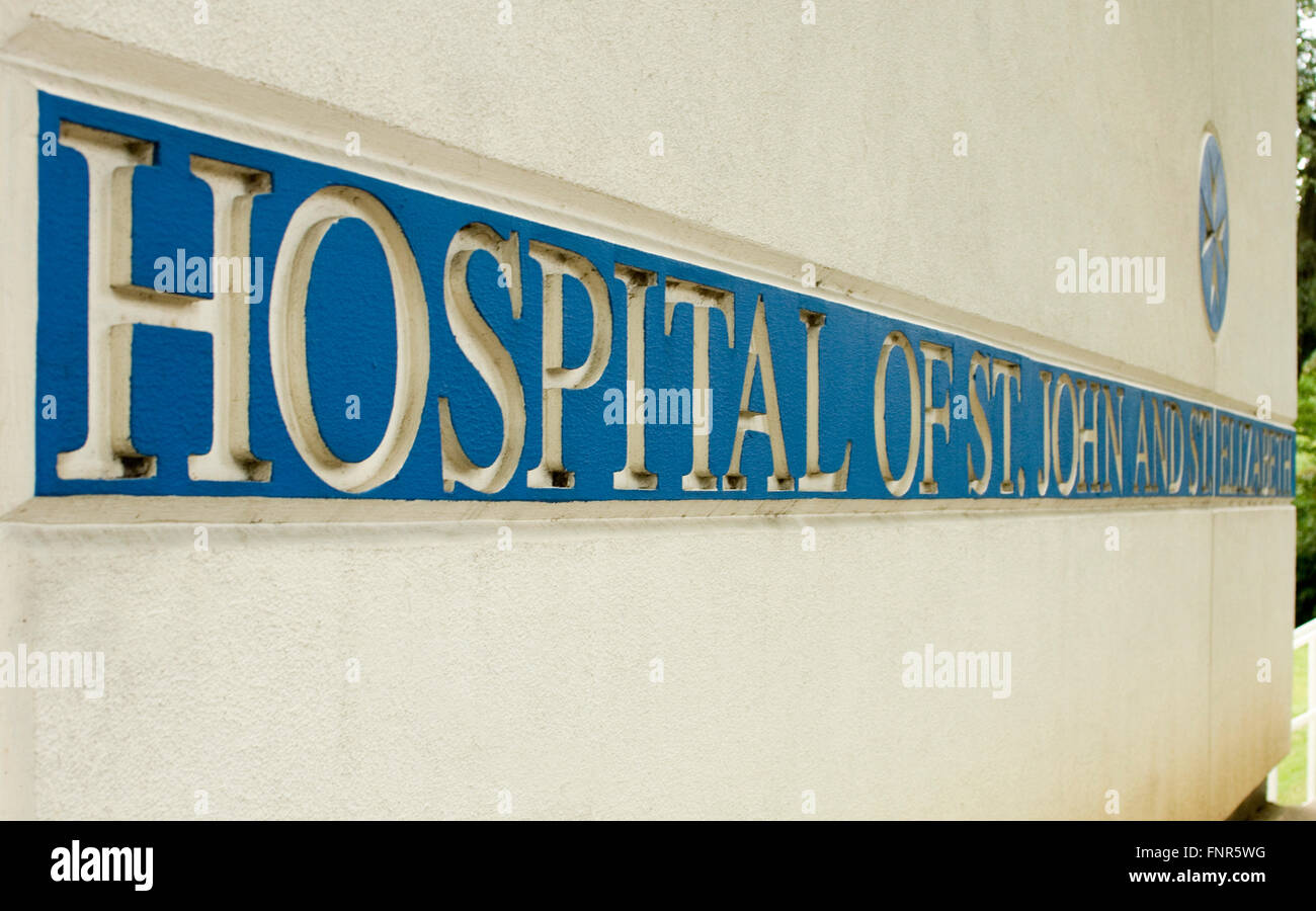 La señal azul y oro del hospital de San Juan y Santa Isabel, Londres, Inglaterra Foto de stock