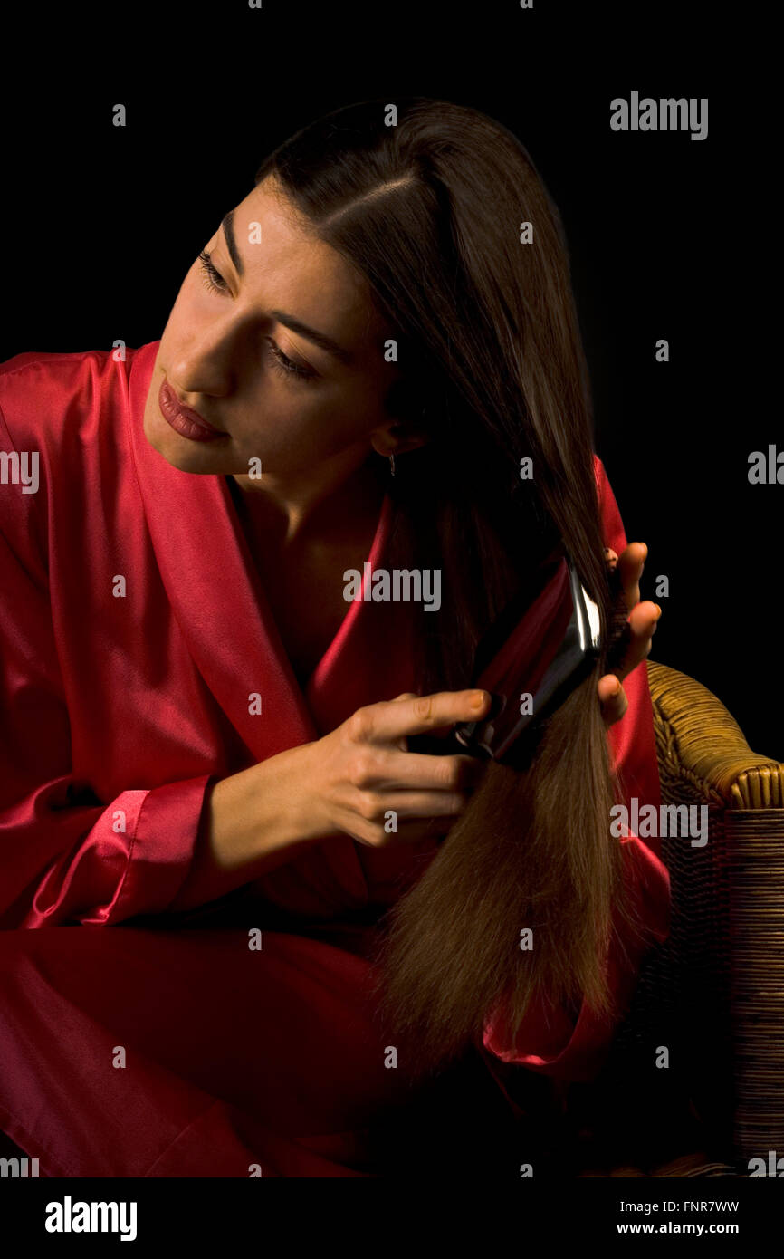 Mujer cepillarse el cabello. Foto de stock