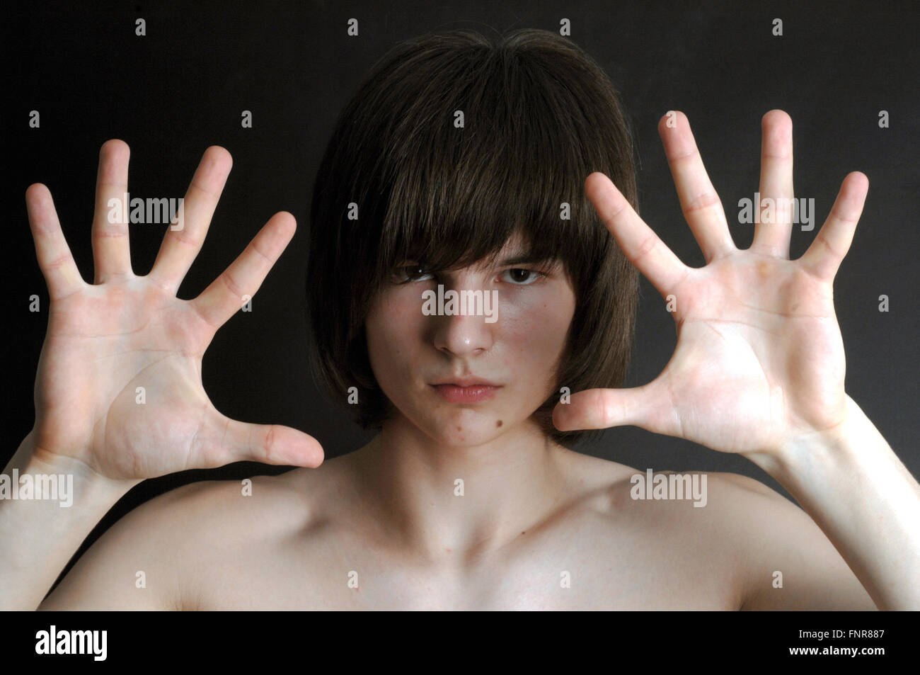 Adolescente mantiene 10 dedos. Foto de stock