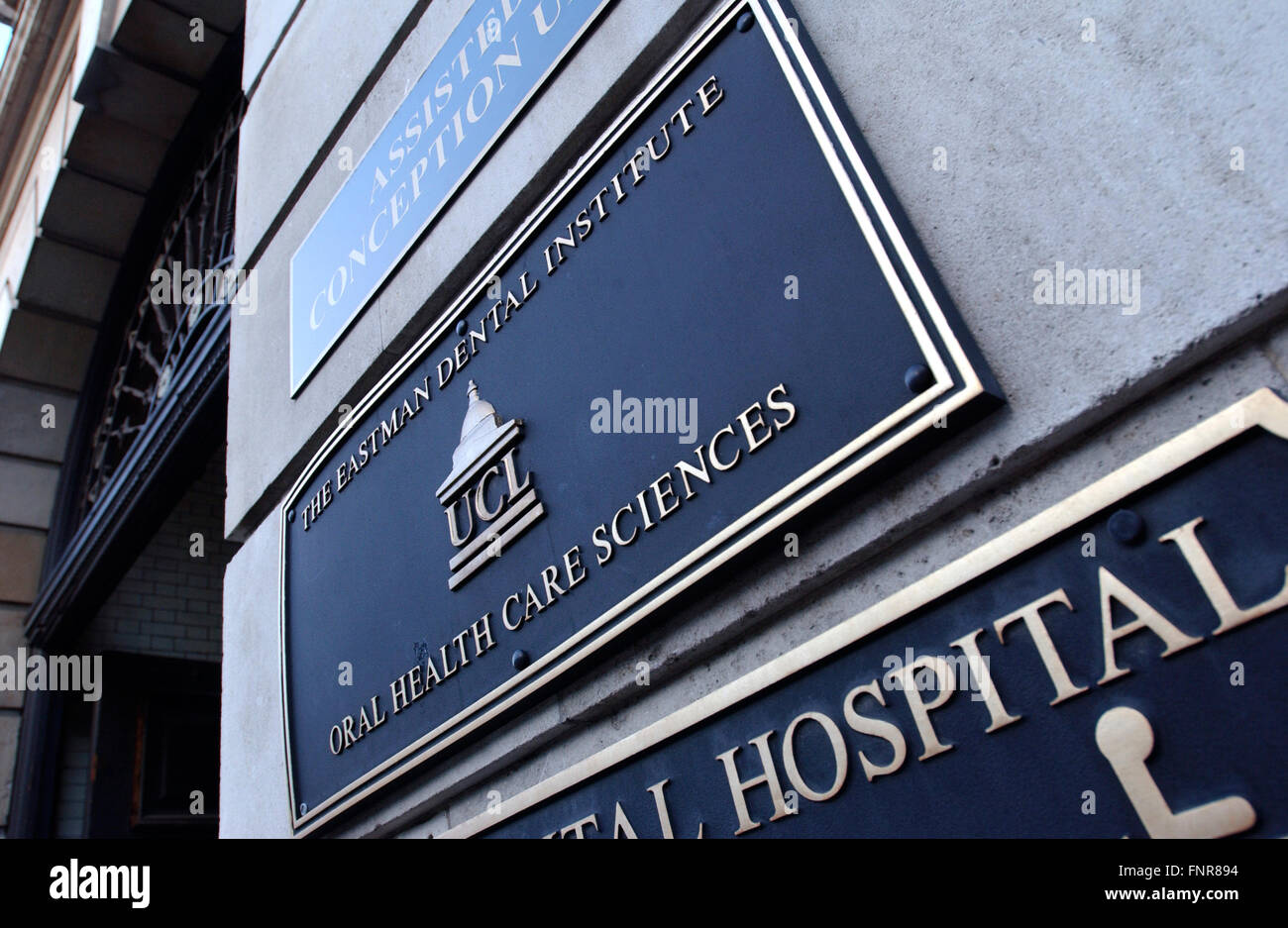 Cerca de la placa de nombre del Instituto Dental Eastman, Gray's Inn Road, Londres. Foto de stock