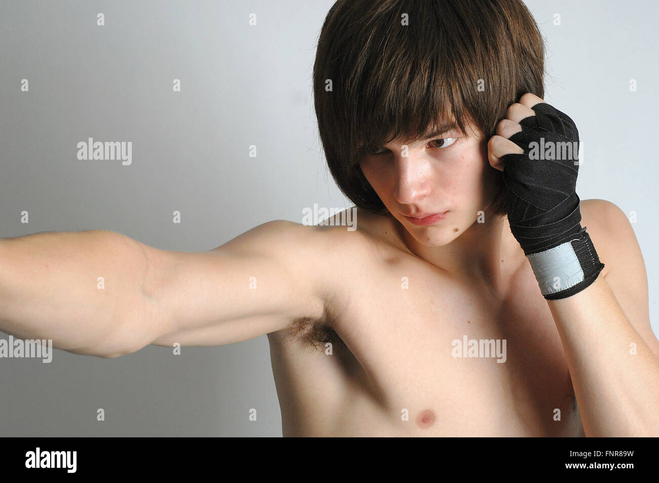 A Teenage kick boxer mantenerse en forma. Foto de stock