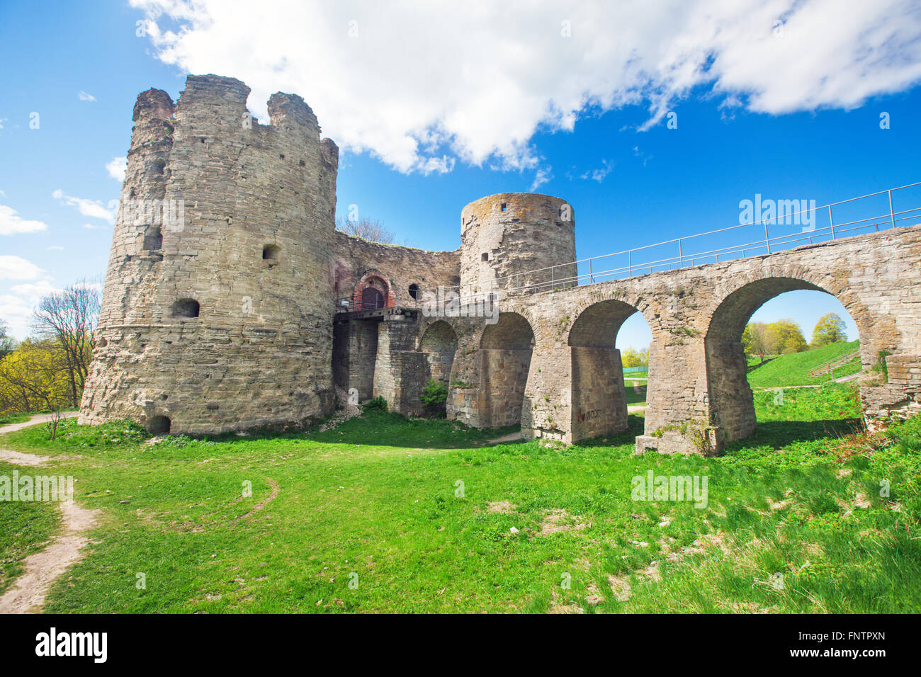 Federación Koporye fortaleza medieval, con sus dos torres y el puente Foto de stock