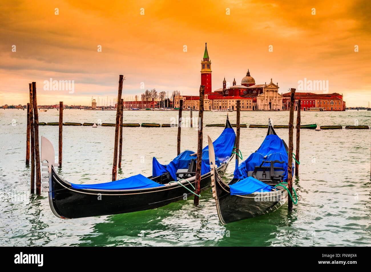 Venecia, Italia. Las góndolas amarradas por la plaza de San Marcos con di San Giorgio Maggiore en el fondo - Venezia, Europa. Foto de stock