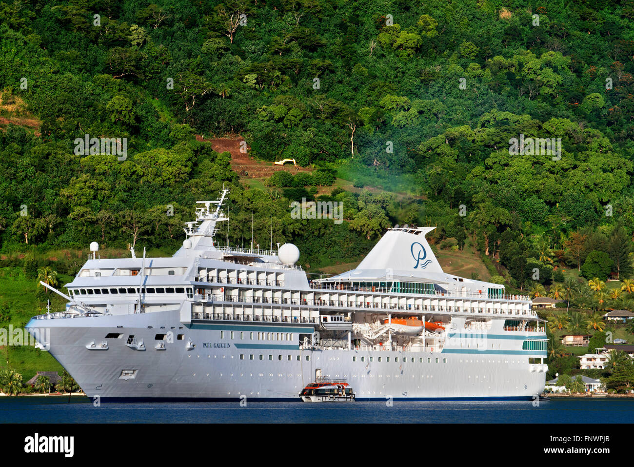 Paul Gauguin cruise anclados en Moorea, Polinesia Francesa, las Islas de la sociedad, del Pacífico Sur. Foto de stock