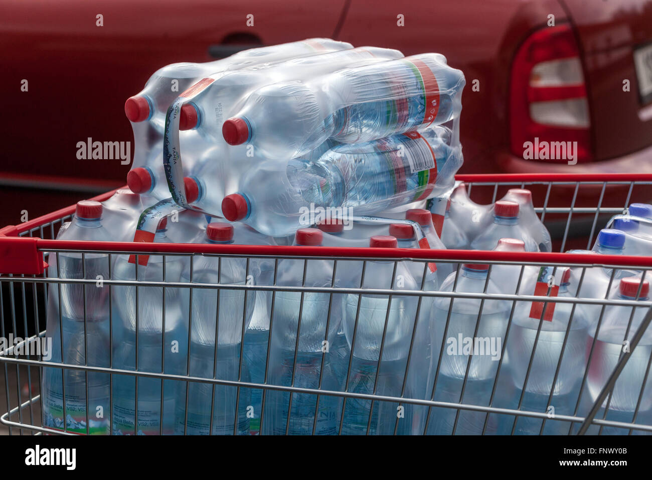 Agua embotellada, agua potable, botellas de plástico en un carrito de la compra Foto de stock