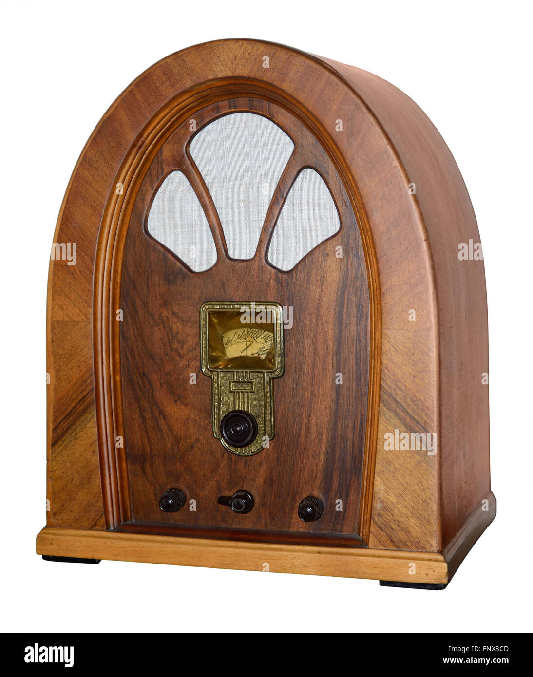 Radio retro antiguo utilizado en casa, aislado en blanco. Foto de stock