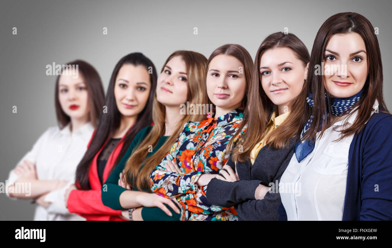 Hermosas Mujeres con manos cruzadas Foto de stock