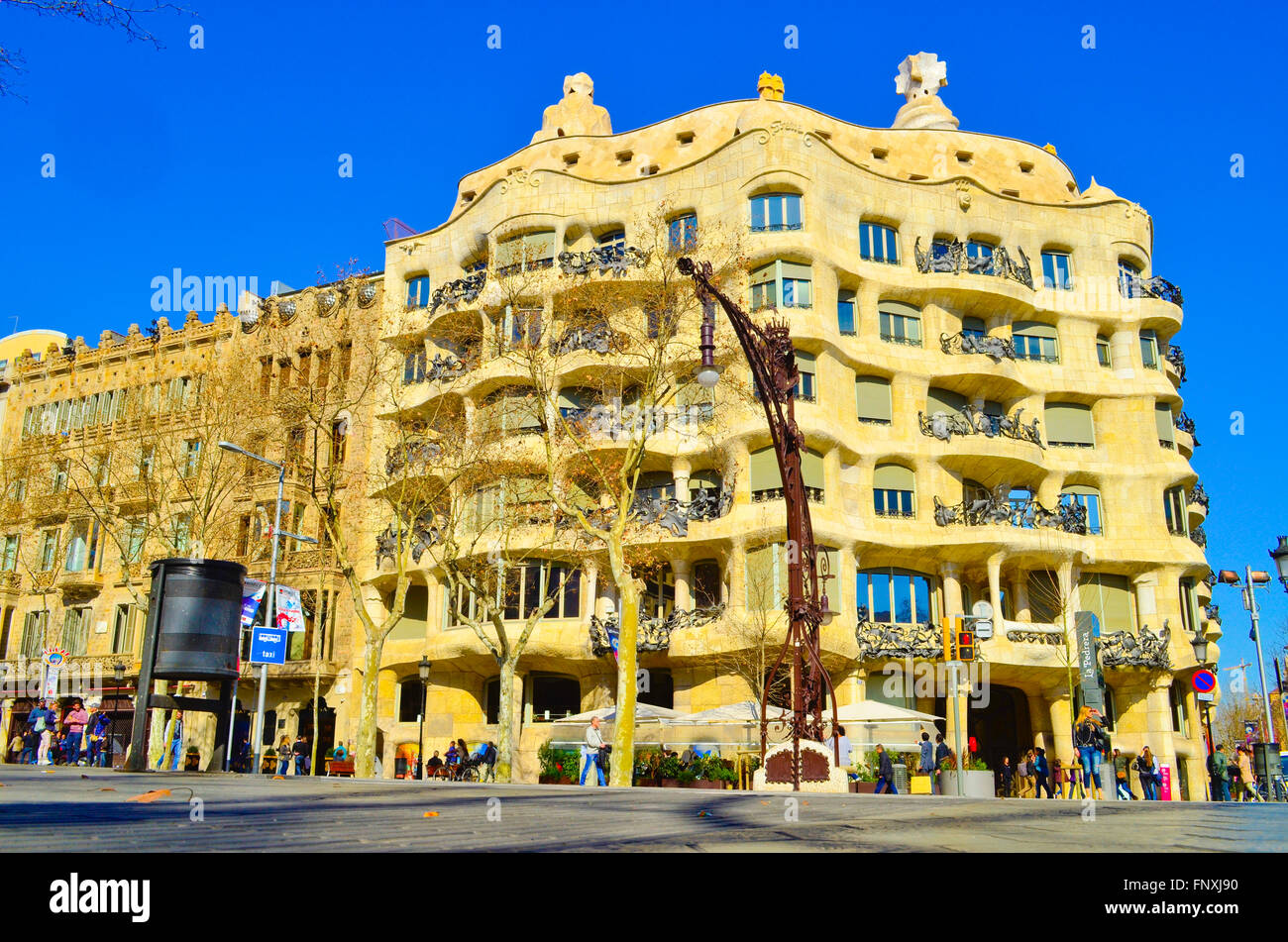 Casa Mila aka La Pedrera, diseñado por el arquitecto Antoni Gaudí. Barcelona, Cataluña, España. Foto de stock