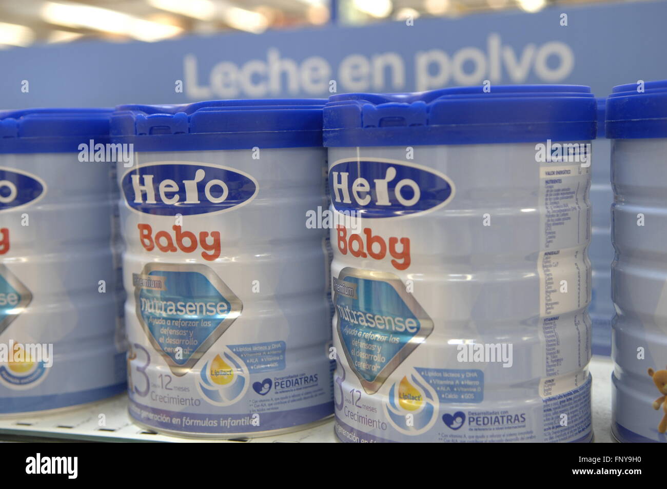 Hei'o latas de leche para bebé a la venta en un supermercado Carrefour en  Málaga, España Fotografía de stock - Alamy