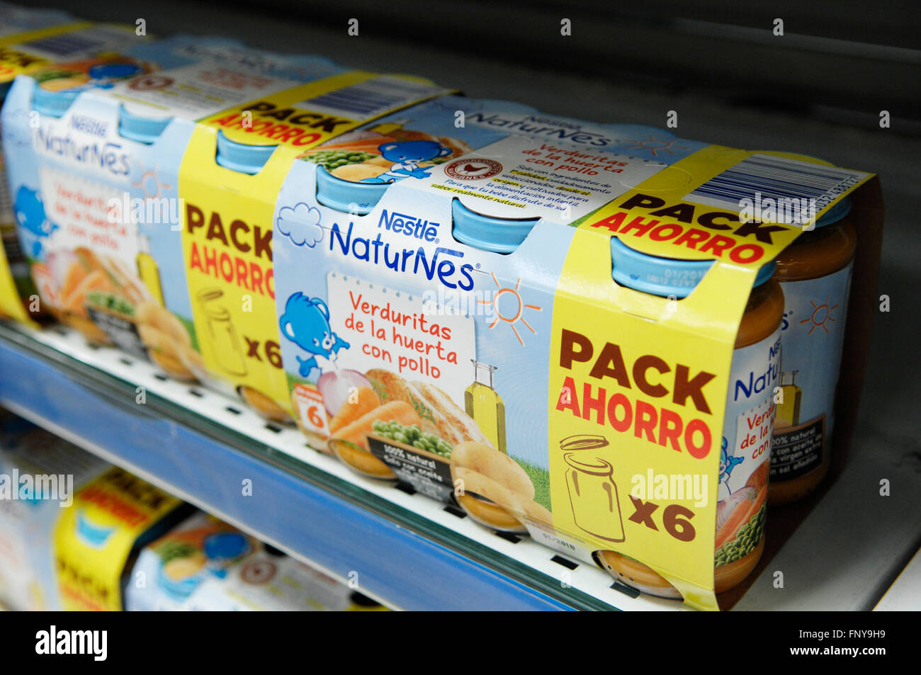 Nestle NaturNes Potitos en la pantalla en un supermercado Carrefour Malaga. Foto de stock