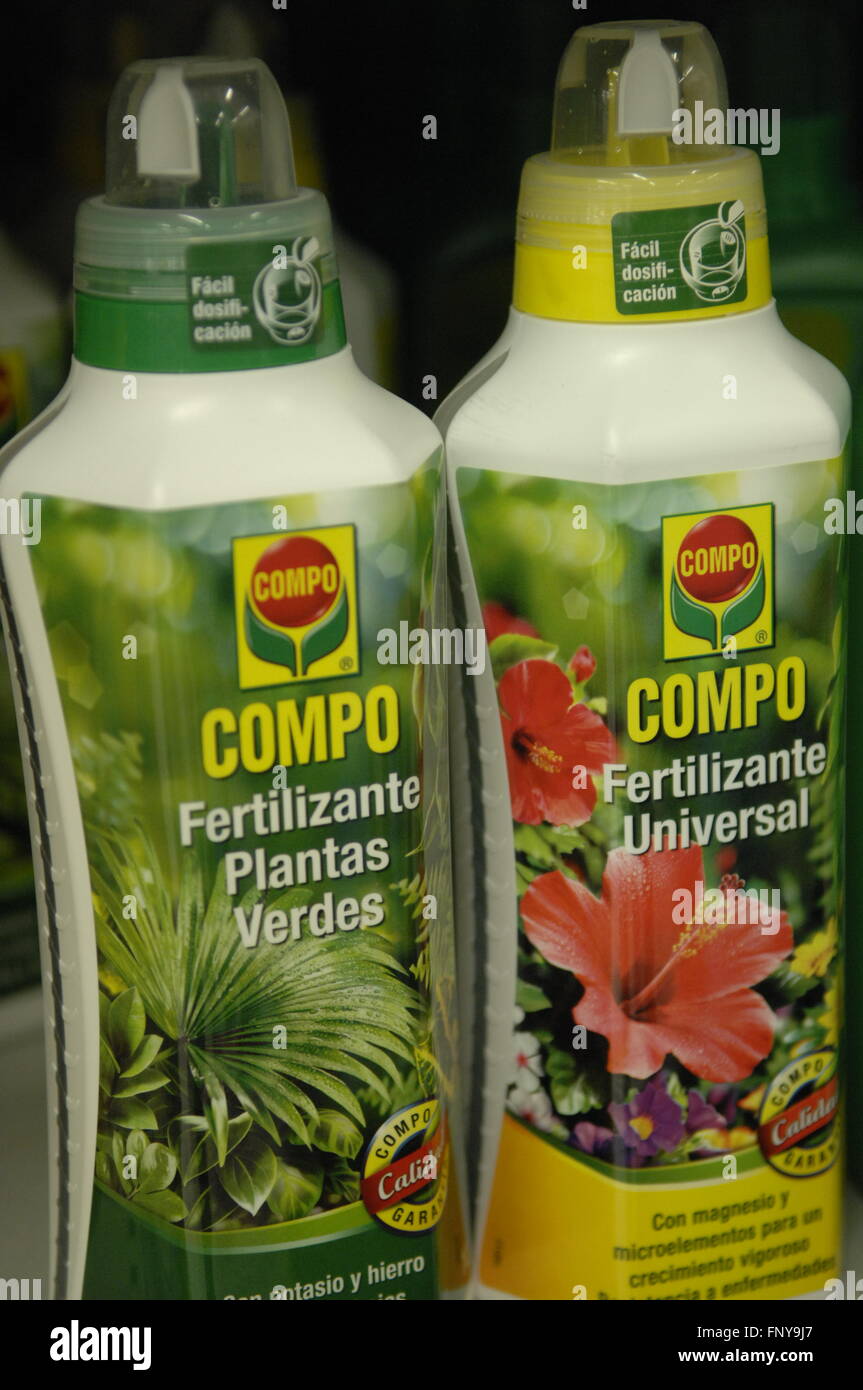 Compo fertilizante productos en exhibición en un hipermercado Carrefour en Málaga, España. Foto de stock