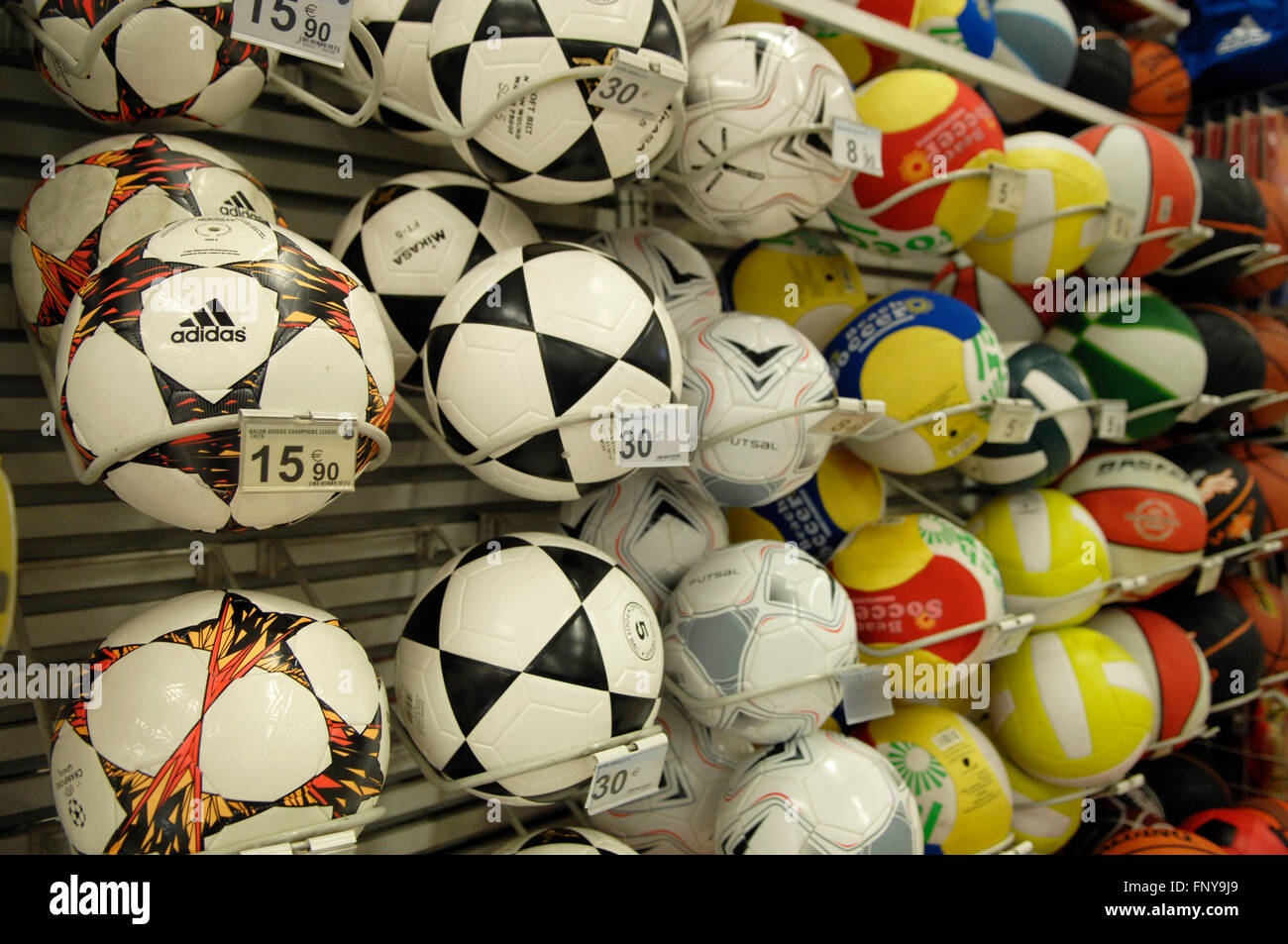 Selección de balones de fútbol a la venta en un hipermercado Carrefour  Malaga Fotografía de stock - Alamy